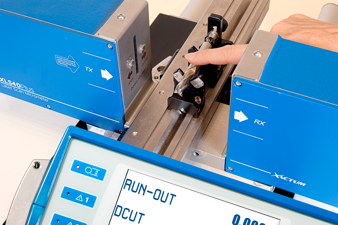 激光测径仪检查完整的硬质合金刀具和刀具胚料