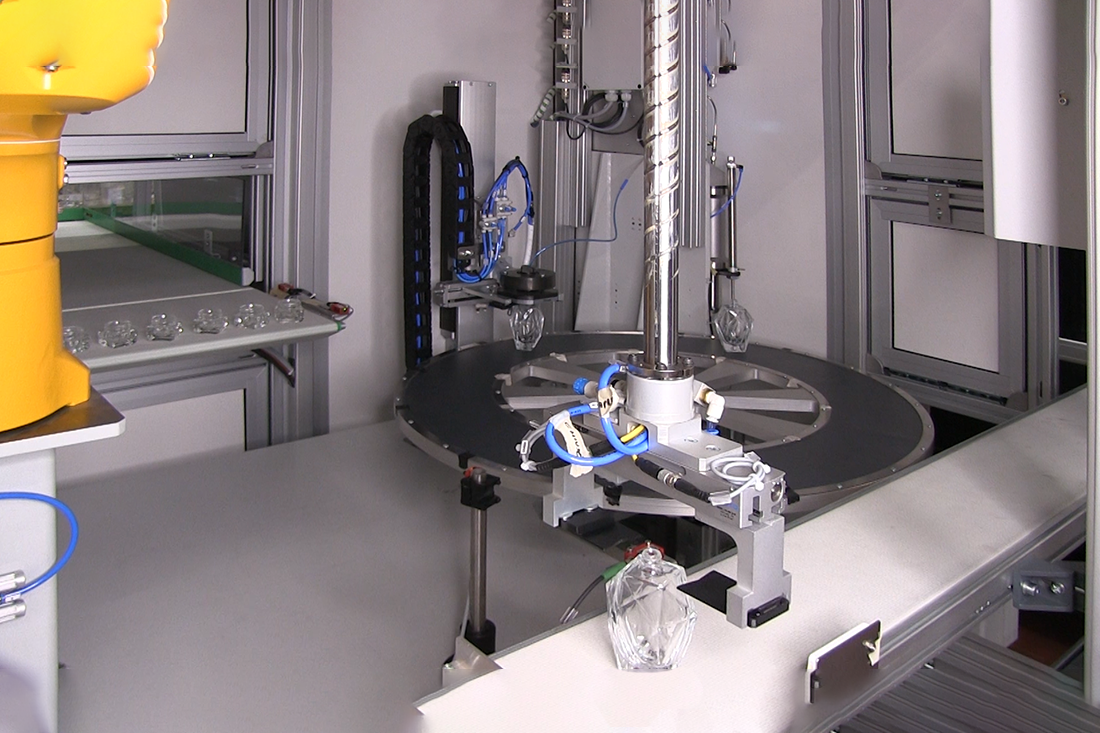 Sistema automático para medir la capacidad de llenado a ras en envases de vidrio sin agua